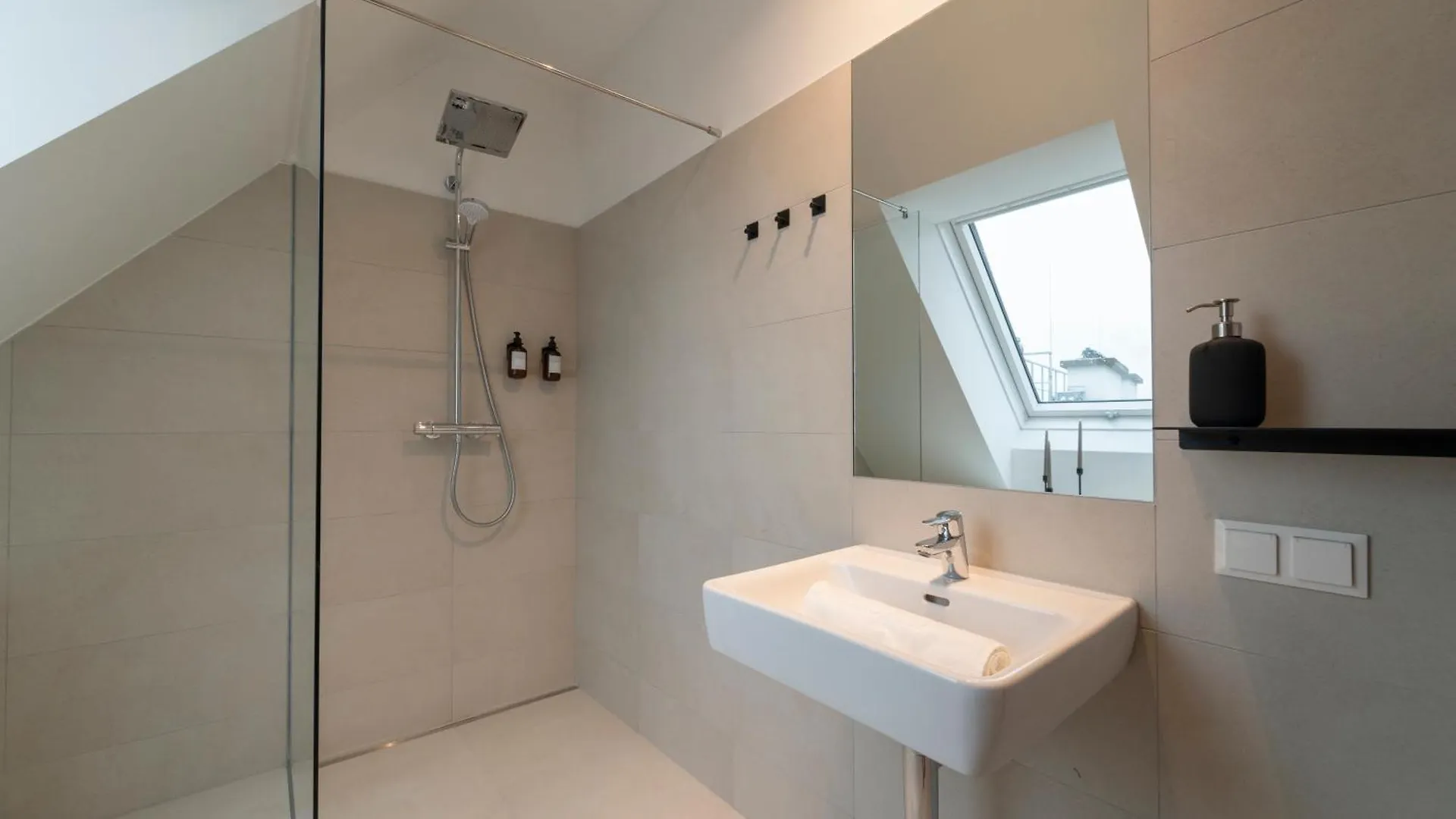 Premium Apartment Mit Privatem Balkon I Levestate Vienna 0*,